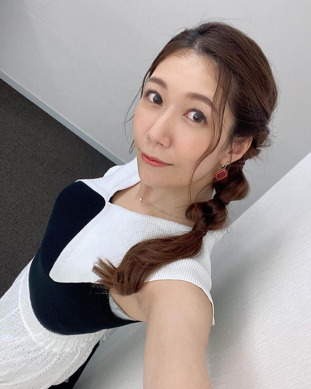 穂川果音さんのインスタグラム写真 - (穂川果音Instagram)「hairstyle  サイド編み下ろしヘアです😊  #hairstyle #hairarrange #編み下ろしヘア　#編み下ろしスタイル　#編み下ろしアレンジ　#アベプラ　#abema #穂川果音 #気象予報士　#weatherforecast #気象キャスター　#セントフォース　#サイド編み下ろしヘア　#サイド編み下ろし　#サイド寄せヘア」9月11日 13時12分 - hokawakanonn