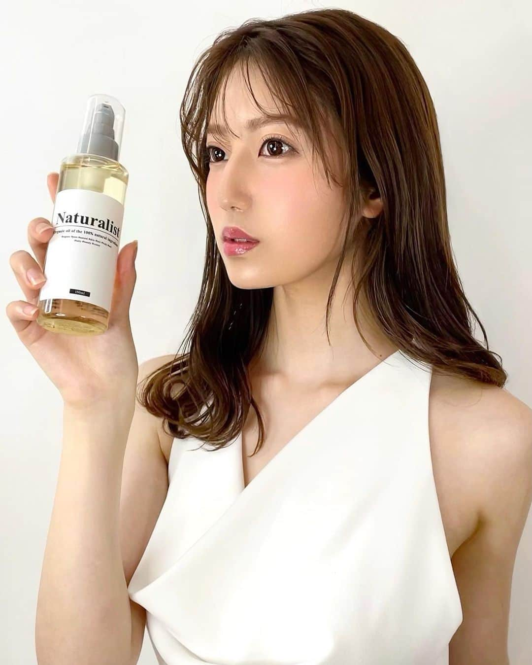 あべなつきさんのインスタグラム写真 - (あべなつきInstagram)「オーガニック美容オイル「Naturalist 」🦢🌿  みんな〜！！！報告です🤍  この度、オーガニック美容オイルをプロデュースしました😳 日本産の原料で国内生産しています！ 赤ちゃんやアレルギー体質の敏感肌の方も使えるオイルです✨ 私自身、敏感肌で肌荒れしやすいタイプなので、最近はこのオイルを肌、髪、身体などこれ一本で全身をケアしてます🥺  実際に私が毎日使っていて、本当に心から良い！と思えるものをみんなにお勧めできることが何より嬉しいです、、、🥺 みんなにもぜひ使ってみて欲しいです🤍」9月11日 15時13分 - i.am_natsuki_