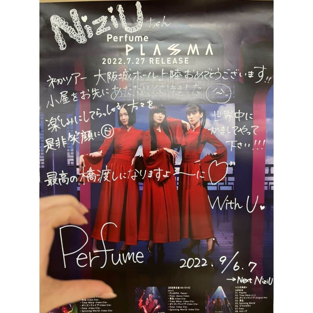 NiziUさんのインスタグラム写真 - (NiziUInstagram)「Perfumeさん！！私たちのために大阪城ホールあたためてくださりありがとうございます！！！本当に嬉しいです！お陰様で頑張れます！！大大大好きです💗  大阪初日楽しかったわぁ！！ でも、今日は代々木の時の写真上げれてなかったからあげるなぁー！！ 大阪の写真は近いうちにあげるねん🥰 待っててなぁ！！❤︎  오사카 첫날 너무 즐거웠엉! 오늘은 요요기 때 사진을 올릴게🥰 오사카 때 사진은 나중에 올릴거야!! 조금만 기다려줘❤︎  #niziu #withu #RIKU #🐿#代々木の盛り上がり最高！！ #楽しかったよ^_^  #久しぶりの大阪 #大好きやで❤︎ #Perfumeさん大好きです💗」9月11日 15時22分 - niziu_artist_official