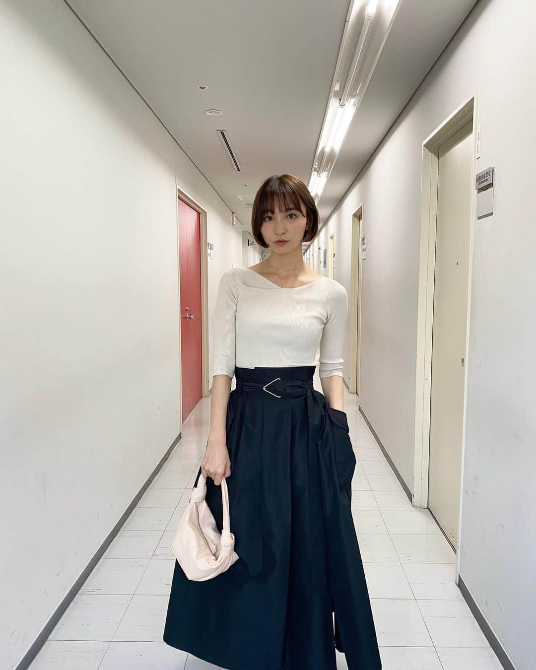 篠田麻里子さんのインスタグラム写真 - (篠田麻里子Instagram)「いつかの私服👚 秋服だよもう秋だね🍂  tops @fray_id  skirt @cadune_official  shoes @miumiu  bag @newbottega   #大人コーデ #marikoday#秋服#ootd」9月11日 17時03分 - shinodamariko3