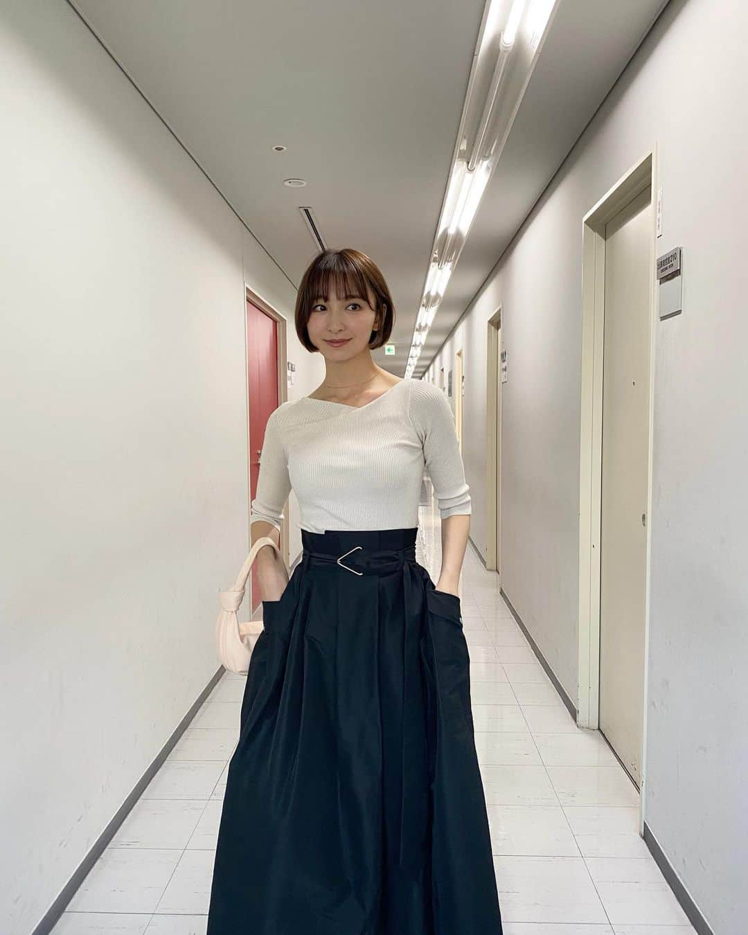 篠田麻里子さんのインスタグラム写真 - (篠田麻里子Instagram)「いつかの私服👚 秋服だよもう秋だね🍂  tops @fray_id  skirt @cadune_official  shoes @miumiu  bag @newbottega   #大人コーデ #marikoday#秋服#ootd」9月11日 17時03分 - shinodamariko3