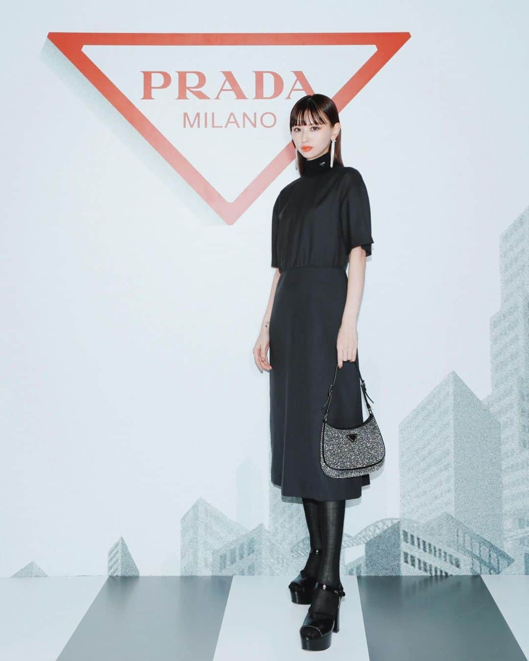 鈴木えみさんのインスタグラム写真 - (鈴木えみInstagram)「@prada が1927年に公開されたフリッツ・ラング監督によるSF映画の金字塔「メトロポリス」にインスパイアされたポップアップを開催。 作品の幻想的なセットや空間が再解釈された店内で、特別にセレクトされたアイテムをチェックしてね🪐 ㅤㅤㅤ 「PRADA METROPOLIS」 9/10〜10/10 PRADA青山店 B1階 #PradaMetropolis」9月11日 17時39分 - emisuzuki_official