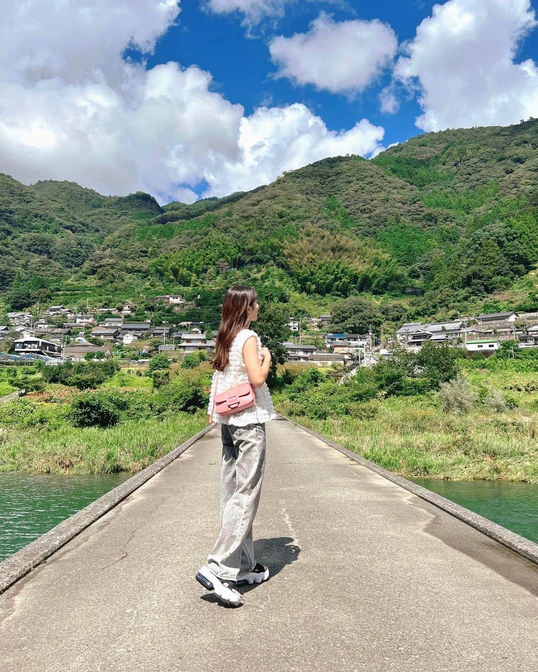 山本里菜さんのインスタグラム写真 - (山本里菜Instagram)「. ❤︎高知旅行❤︎ Day 1  初めて行った高知県！ 山、川、海 大自然を全身で感じてきました⛰  とにかく川の水が綺麗☺️ 仁淀ブルーは本当に綺麗でびっくりしましたね！！  映画『竜とそばかすの姫』に出てくる沈下橋でも写真撮りました☺️  ご飯も美味しくて 食べすぎちゃったなぁ🫢  高知最高ー！！💚✨  #高知旅行 #仁淀ブルー #仁淀川」9月11日 18時22分 - rinayamamoto_0622