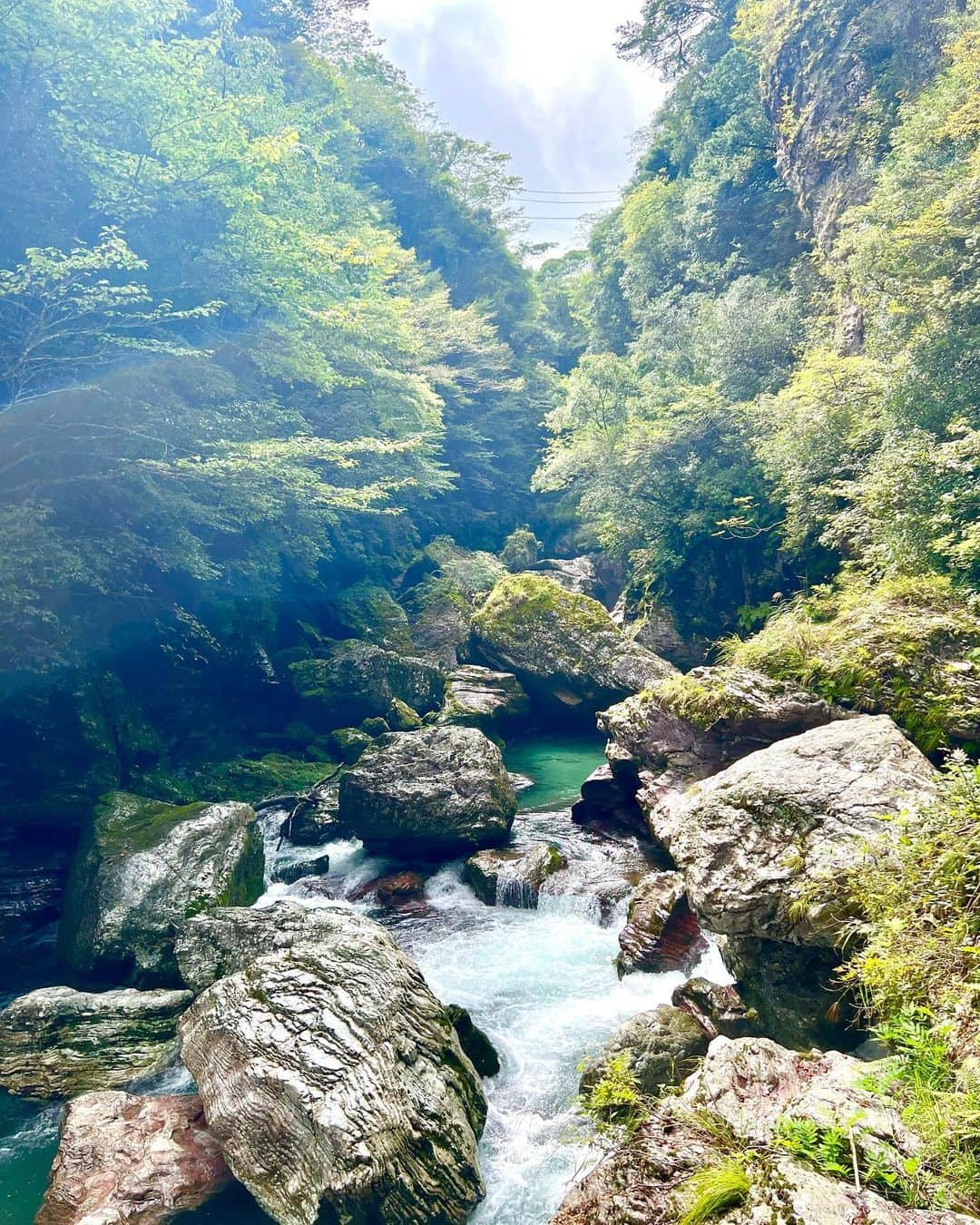 山本里菜さんのインスタグラム写真 - (山本里菜Instagram)「. ❤︎高知旅行❤︎ Day 1  初めて行った高知県！ 山、川、海 大自然を全身で感じてきました⛰  とにかく川の水が綺麗☺️ 仁淀ブルーは本当に綺麗でびっくりしましたね！！  映画『竜とそばかすの姫』に出てくる沈下橋でも写真撮りました☺️  ご飯も美味しくて 食べすぎちゃったなぁ🫢  高知最高ー！！💚✨  #高知旅行 #仁淀ブルー #仁淀川」9月11日 18時22分 - rinayamamoto_0622