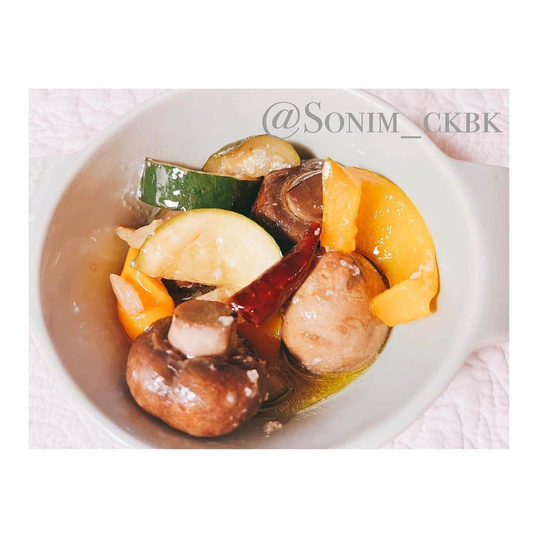 ソニン クッキングさんのインスタグラム写真 - (ソニン クッキングInstagram)「. Recent my cooking dishes.*✴︎☆ 最近の手料理集♡  ①石焼ピビンバ ②ドイトマトのカッペリーニ(GF) ③揚げない揚げ豆腐 ④桃の冷製ポタージュ ⑤GFニラチヂミ ⑥きのこと夏野菜のアヒージョ ⑦桃と豆乳グルトモッツァレラの冷製パスタ(GF) ⑧チャプチェ ⑨フムス ⑩生南瓜のポタージュ  #SonimCooking #HomeCooking #VeganCooking #手料理　#ヴィーガン料理」9月11日 18時53分 - sonim_ckbk