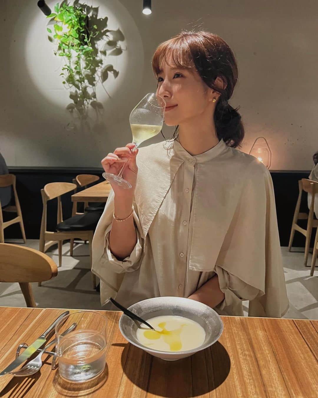 izu（出岡美咲）さんのインスタグラム写真 - (izu（出岡美咲）Instagram)「DINNER COORDINATE🍴  2人とも、打ち合わせ無しでベージュコーデ。 この日のシャツは、9/14日発売の子です♡  【秋は何だか、ベージュが着たくなるよねー。】って。  photo by @official_manami ♡  #dinner #dinnertime #girlsnight #girlsdinner #outfit #coordinate #shirt #shirtcollection #LTANCHE #私服 私服コーデ #秋服 #秋コーデ #ディナーコーデ #シャツコーデ #大人女子 #大人女子コーデ #秋服コーデ」9月11日 19時02分 - izu_stagram