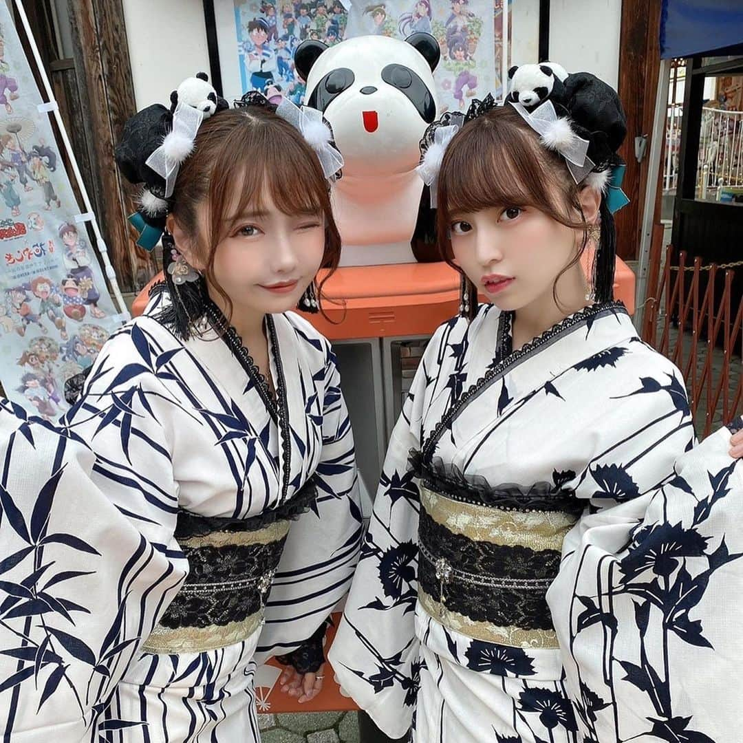 遠藤 玲奈 /endo renaさんのインスタグラム写真 - (遠藤 玲奈 /endo renaInstagram)「🖤🐼🐼🤍 はおはおはお🫶🏻🤍🖤 せいなちゃんと☺︎  3枚目、ポニョにした理由は特にないです👭笑  #浴衣#浅草浴衣#浅草さわだや#浴衣コーデ#浴衣ヘア#おだんごヘア#パンダヘア#浴衣女子#パンダ #浴衣ヘアアレンジ #浴衣ヘア#ロングヘア#グレージュ#着物#着物ヘア#双子コーデ#モノクロ#白黒#🐼#肉まん#食べ歩き#浅草デート#浅草食べ歩き#食べ歩き」9月11日 19時13分 - r_m.0115