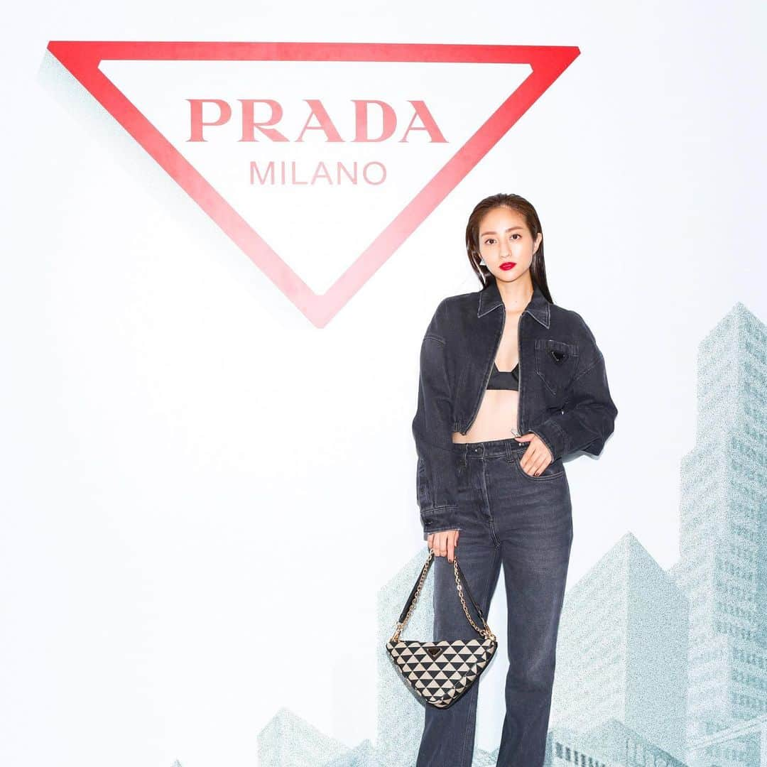 堀田茜さんのインスタグラム写真 - (堀田茜Instagram)「#PradaMetropolis   @Prada  1927年に公開されたSF映画「メトロポリス」にインスパイアされたPOP UPが開催中👽  近未来な空間に浮かぶPRADAのトライアングルがとても印象的🔻 青山店の建築は何度見ても素敵すぎるし… 是非この機会に足を運んでみてください！  「PRADA METROPOLIS」 PRADA青山店B1Fにて10/10まで💫」9月11日 19時15分 - akanehotta