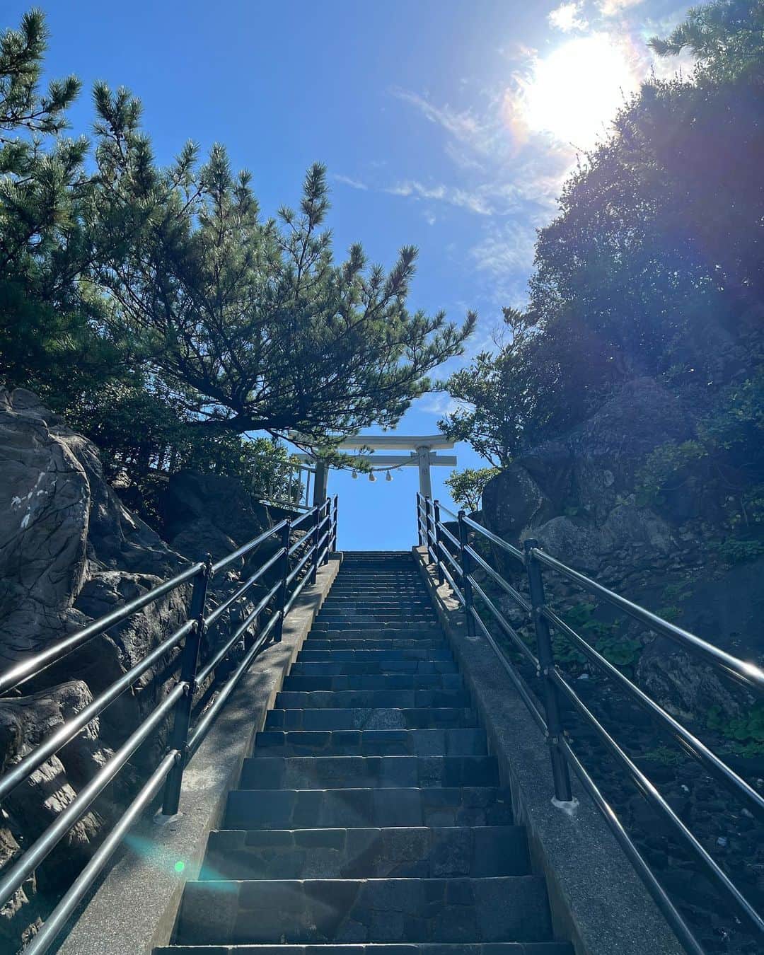 山本里菜さんのインスタグラム写真 - (山本里菜Instagram)「❤︎高知旅行❤︎ Day 2  桂浜、とっても綺麗でした🥹🌊 木々の緑と、空の水色、海の青色 天気が良かったので、コントラストがとても映えました🫶  #桂浜 #高知旅行」9月11日 19時30分 - rinayamamoto_0622