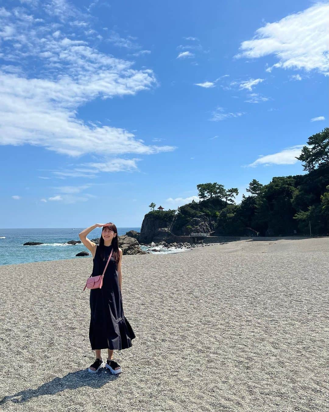 山本里菜さんのインスタグラム写真 - (山本里菜Instagram)「❤︎高知旅行❤︎ Day 2  桂浜、とっても綺麗でした🥹🌊 木々の緑と、空の水色、海の青色 天気が良かったので、コントラストがとても映えました🫶  #桂浜 #高知旅行」9月11日 19時30分 - rinayamamoto_0622