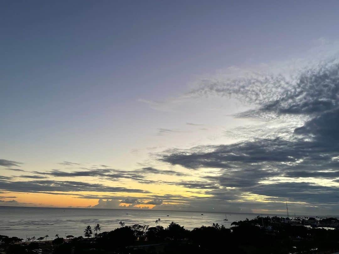 伊東美咲さんのインスタグラム写真 - (伊東美咲Instagram)「#Hawaii #夕焼け #SUNSET #ハワイの夕焼け #自然 #ムーンロード  今日の夕焼けも綺麗でした。今夜は綺麗な満月、海面に描かれる一筋の光の道、ムーンロードが見れるかもしれません。」9月11日 19時32分 - misaki_ito_official