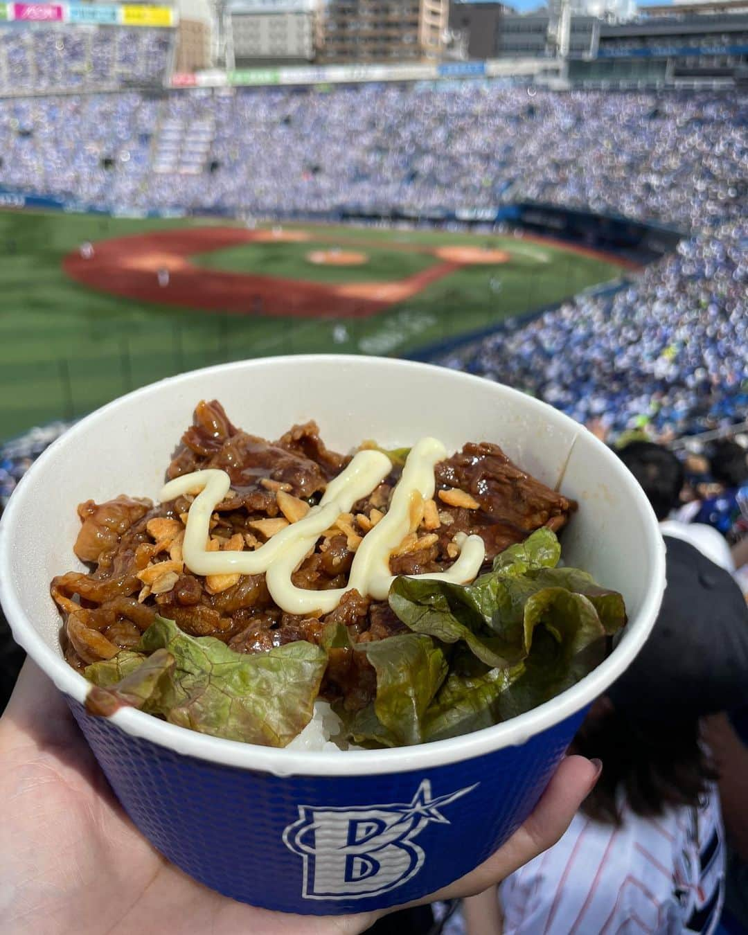 坂元美香さんのインスタグラム写真 - (坂元美香Instagram)「すわほー*\(^o^)/*  ① せーのっ！すわほー！☂️ ②今シーズン初のハマスタ！試合始まる前に 正面でマジック11点灯ポーズ撮っておいた🥳 ③今日はここから！ ④三嶋選手のガーリック牛カルビ丼 ⑤来ると必ず飲むオリジナルレモンサワー🍋 ⑥相変わらずスターマンが可愛すぎる😻  大貫は打てないね😅 今日の大貫は尚更打てないね💦 と思ってたら、ライアンありがとう🥹✨ 投げて打って本当におつかれさまでした！  マジック再々点灯✨ 優勝まであと少し！ 優勝までの残り試合は全部行くつもりで 仕事の予定組んでます✊  明日は朝から横浜で仕事なので 予定通りに終われば帰りは ハマスタへGo！です。 またまた村上くんの54号に期待して🤩  2022観戦 33戦目 #坂元野球観戦記録 観戦試合 22勝11敗0分  #横浜スタジアム #ハマスタ  #ヤクルトスワローズ #ヤクルト戦  #横浜戦 #ベイスターズ戦 #DeNAベイスターズ #プロ野球 #野球の楽しみ方は人それぞれ」9月11日 19時42分 - mika_saka