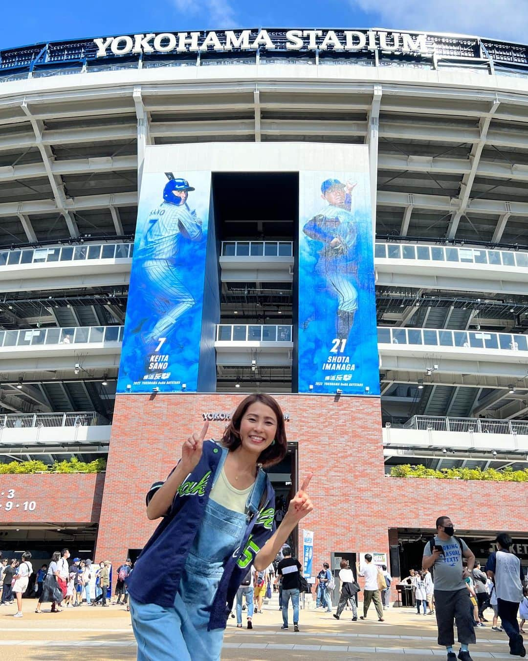 坂元美香さんのインスタグラム写真 - (坂元美香Instagram)「すわほー*\(^o^)/*  ① せーのっ！すわほー！☂️ ②今シーズン初のハマスタ！試合始まる前に 正面でマジック11点灯ポーズ撮っておいた🥳 ③今日はここから！ ④三嶋選手のガーリック牛カルビ丼 ⑤来ると必ず飲むオリジナルレモンサワー🍋 ⑥相変わらずスターマンが可愛すぎる😻  大貫は打てないね😅 今日の大貫は尚更打てないね💦 と思ってたら、ライアンありがとう🥹✨ 投げて打って本当におつかれさまでした！  マジック再々点灯✨ 優勝まであと少し！ 優勝までの残り試合は全部行くつもりで 仕事の予定組んでます✊  明日は朝から横浜で仕事なので 予定通りに終われば帰りは ハマスタへGo！です。 またまた村上くんの54号に期待して🤩  2022観戦 33戦目 #坂元野球観戦記録 観戦試合 22勝11敗0分  #横浜スタジアム #ハマスタ  #ヤクルトスワローズ #ヤクルト戦  #横浜戦 #ベイスターズ戦 #DeNAベイスターズ #プロ野球 #野球の楽しみ方は人それぞれ」9月11日 19時42分 - mika_saka