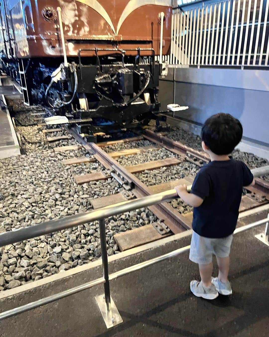 蒼川愛さんのインスタグラム写真 - (蒼川愛Instagram)「鉄道博物館にいきました🚃♡ . 前回は私が反対方向の電車に乗ってしまって笑、やむ無く横浜のコスモワールドに行き先変更するという失態(これはこれで楽しかったので結果オーライ)があったので、今回は慎重に電車乗りました🥹 . 念願の鉄道博物館、大人も子どもも楽しめる良い場所だったな〜迫力がすごい👏 昔の電車の座席に座れたり、運転席を間近で見れたり、機関車の構造が下から見れるような工夫がされていたり、1時間半の滞在だったけど実際もっと居れた気がする(大人は🥹) . あと、遊園地の電車みたいな乗り物は専用のアプリDLしてから館内で抽選しないといけなくて(時間も決まってる)、スケジュール組んで計画的に回らないとなかなか厳しそうでした🥹🥹 . プラレールの遊び場やベビーの遊び場は、今は閉鎖されてました🥲 . あと最近はコロナの関係で館内でチケット販売してなく、入館するには事前にコンビニでチケット買わないといけないので要注意です🎫 . . 息子がもっとお兄さんになっても十分楽しめそうだしまた行きたいな〜〜 . . . #鉄道博物館#お出かけ#大宮#男の子ママ#お出かけスポット#お出かけコーデ」9月11日 20時18分 - tougarashi_suki