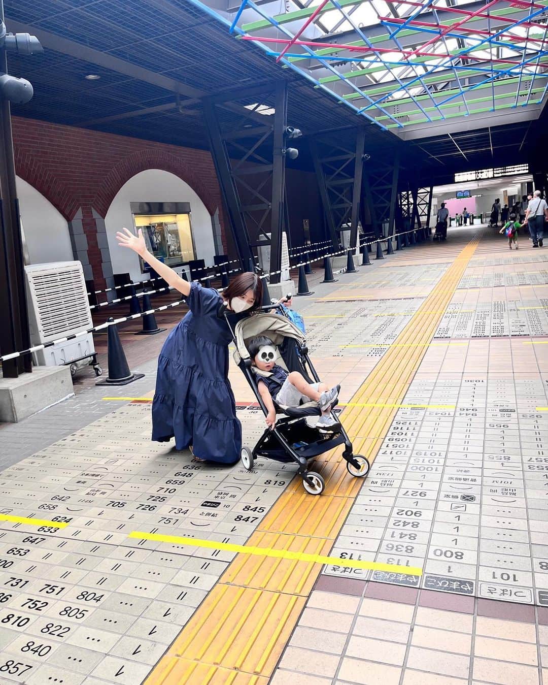蒼川愛さんのインスタグラム写真 - (蒼川愛Instagram)「鉄道博物館にいきました🚃♡ . 前回は私が反対方向の電車に乗ってしまって笑、やむ無く横浜のコスモワールドに行き先変更するという失態(これはこれで楽しかったので結果オーライ)があったので、今回は慎重に電車乗りました🥹 . 念願の鉄道博物館、大人も子どもも楽しめる良い場所だったな〜迫力がすごい👏 昔の電車の座席に座れたり、運転席を間近で見れたり、機関車の構造が下から見れるような工夫がされていたり、1時間半の滞在だったけど実際もっと居れた気がする(大人は🥹) . あと、遊園地の電車みたいな乗り物は専用のアプリDLしてから館内で抽選しないといけなくて(時間も決まってる)、スケジュール組んで計画的に回らないとなかなか厳しそうでした🥹🥹 . プラレールの遊び場やベビーの遊び場は、今は閉鎖されてました🥲 . あと最近はコロナの関係で館内でチケット販売してなく、入館するには事前にコンビニでチケット買わないといけないので要注意です🎫 . . 息子がもっとお兄さんになっても十分楽しめそうだしまた行きたいな〜〜 . . . #鉄道博物館#お出かけ#大宮#男の子ママ#お出かけスポット#お出かけコーデ」9月11日 20時18分 - tougarashi_suki