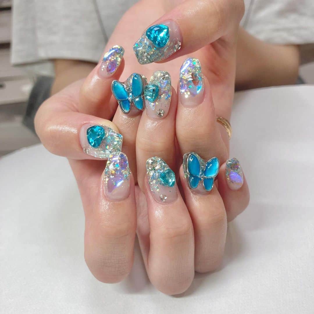 相良ましろさんのインスタグラム写真 - (相良ましろInstagram)「. 水色NAIL🐬💧💎🦋 . 薬指に蝶々、水色ネイルでおまかせでお願いしたらこんなに可愛くして下さった🥺✨️✨️ クリアな感じが好きすぎて、水色ネイルの中で過去1.2を 争うくらいお気に入りです🥰🦋ずっと見ていたい！ フットネイルともオソロ感が出てて可愛い🫧 これで沖縄の準備もバッチリ楽しむぞ〜！！  @haacnails さんいつもありがとうございます🍒✨️  . . #水色ネイル #蝶々ネイル #おまかせネイル #キラキラネイル #夏ネイル #newnail #bluenails #美容day #美活 #フットネイル」9月11日 20時51分 - mashiro_sagara