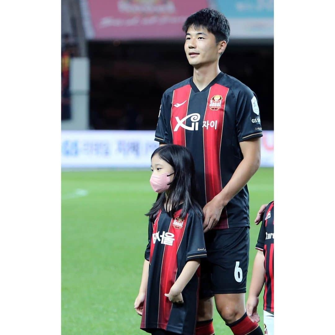 ハン・ヘジンさんのインスタグラム写真 - (ハン・ヘジンInstagram)「#fcseoul #에스코트키즈 #좋은추억 어제 수원fc전 아빠랑 같이 경기장 들어갔어요 😍 아빠 40살까지 축구했으면 좋겠다고! 😂 다음 경기 승리하자! 🙏🏻」9月11日 21時30分 - underhiswings2016