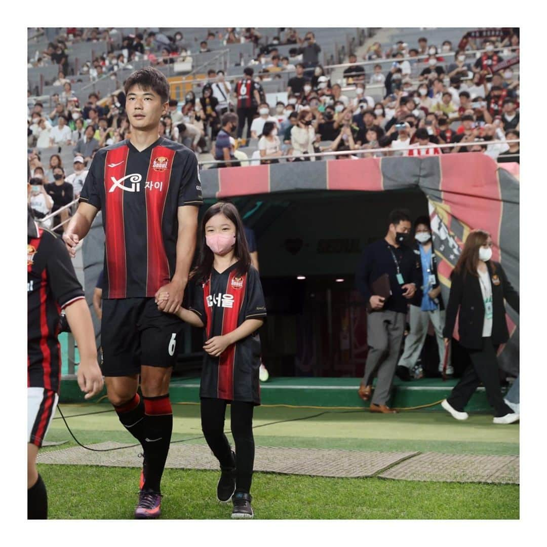 ハン・ヘジンさんのインスタグラム写真 - (ハン・ヘジンInstagram)「#fcseoul #에스코트키즈 #좋은추억 어제 수원fc전 아빠랑 같이 경기장 들어갔어요 😍 아빠 40살까지 축구했으면 좋겠다고! 😂 다음 경기 승리하자! 🙏🏻」9月11日 21時30分 - underhiswings2016