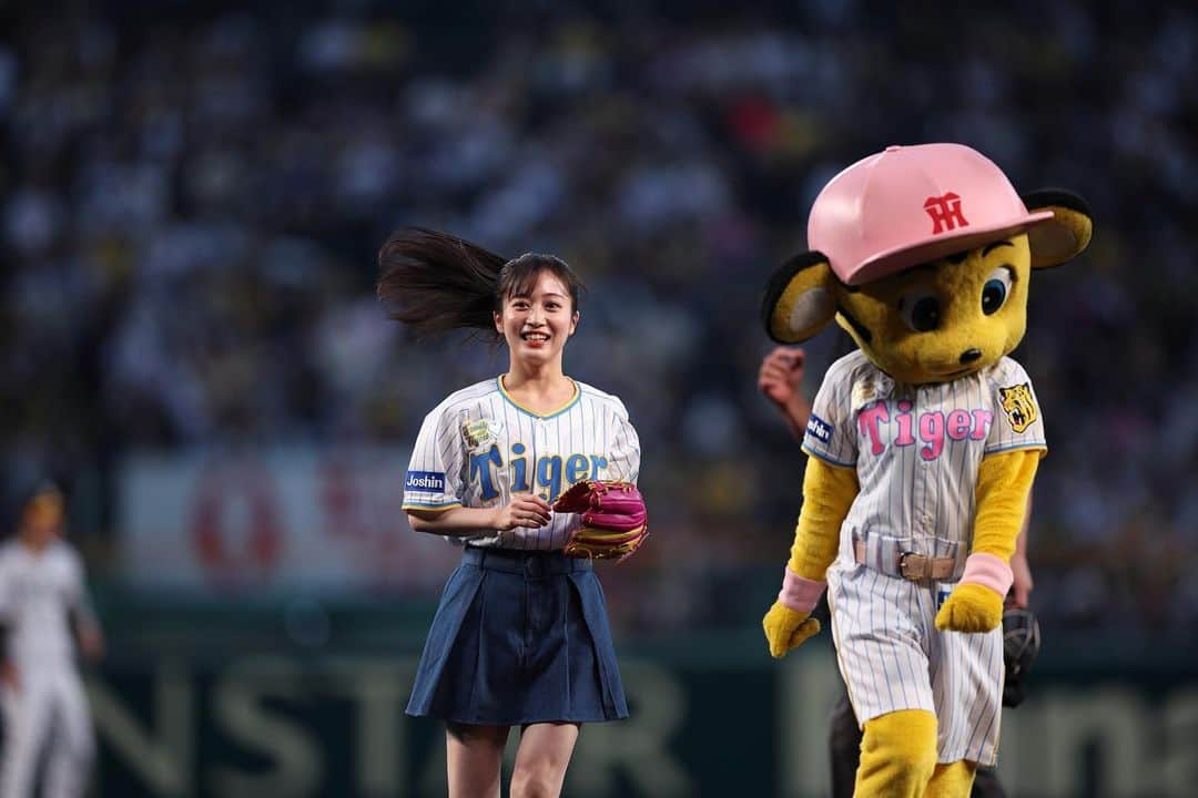 川上千尋さんのインスタグラム写真 - (川上千尋Instagram)「Family with Tigers Day Supported by Joshin  始球式ありがとうございました💙  今年は応援して下さってる皆さんを甲子園に連れていく！っていう目標を掲げてたのでそれが叶ってすごく幸せです🐯⚾️  ノーバン、ドストライクはできなかったけど、普段観戦してる阪神甲子園球場のマウンドに立って、圧倒的な雰囲気を全身で感じられて光栄でした😭  悔しいので、またリベンジできますように…！笑  それまで肩あっためときます😤💪🏻  #阪神タイガース #Joshin #甲子園グルメ大使 #川上千尋 #NMB48 #阪神甲子園球場」9月11日 22時59分 - this_chihhi