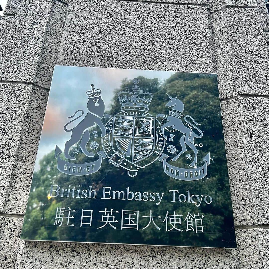 君島十和子さんのインスタグラム写真 - (君島十和子Instagram)「・ 半蔵門　英国大使館前には続々と献花を携えた方々が集まっていらっしゃいました。薩長を支援した英国は皇居に最も近い場所に大使館を構える事をになったというお話しを聞いた事があります。 英国と日本との繋がりの深さを感じます。  鮮やかな全身ワントーンの装いは、どこにいても存在がわかるようにというご配慮だったそう。 ブーケを携えた笑顔を いつまでも忘れません。  #英国大使館 #東京都千代田区一番町 #プラチナジュビリー #女王陛下」9月11日 23時19分 - ftcbeauty.official