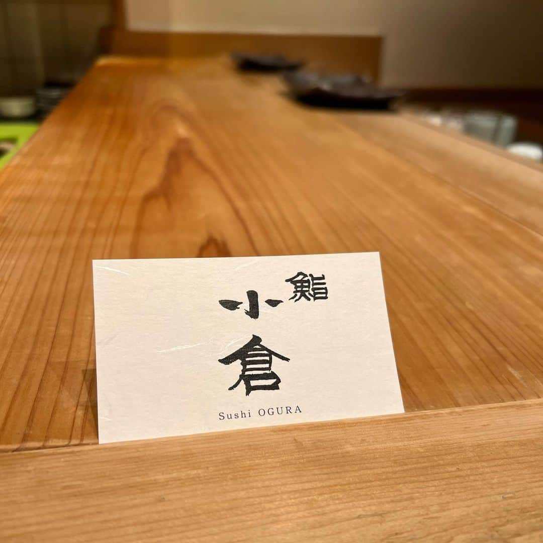 梅宮アンナさんのインスタグラム写真 - (梅宮アンナInstagram)「昨日は、  広尾にあるお鮨屋さん  鮨小倉🍣さんへ  美味しいお鮨屋さんでした！  皆様にご紹介✨✨  昨日、ホストを務めてくれたのは🎉🍣🌹✨💕  @lino_dental_office  @manazakura   及川先生と  同時にいつもお世話になっている歯科衛生士のおふたりでした✨✨  みんないつも優しく、  楽しい歯医者さん時間を過ごして🦷🦷🦷✨💕😊  まな先生は💕  グルメでいつもいつも美味しいご飯屋さん沢山知っていて✨✨  以前、金沢でも素晴らしいご飯屋さんばかり体験でした✨✨ 毎回感動です✨  昨日も、  大変美味しいお食事でした🍣🍣🍣  鮨　小倉さんは、広尾の商店街にあります🍣  美味しい〜✨✨✨👍  大将も親切でした‼️  味も最高でした‼️  @lino_dental_office   チームいつも有難う‼️  お花💐、 ケーキも感動でした🎂 🧸 素敵な時間でした💕  #美味しいお鮨  #誕生日会🎂 #広尾グルメ  #鮨小倉  #リノデンタルオフィス  #歯科衛生士  #歯医者さん #好きなモノが頼めるお鮨屋さん」9月12日 7時29分 - annaumemiya