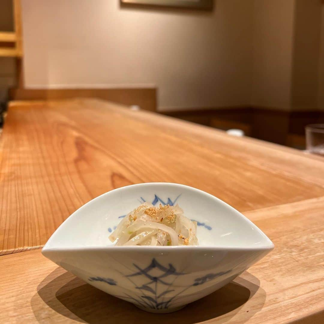 梅宮アンナさんのインスタグラム写真 - (梅宮アンナInstagram)「昨日は、  広尾にあるお鮨屋さん  鮨小倉🍣さんへ  美味しいお鮨屋さんでした！  皆様にご紹介✨✨  昨日、ホストを務めてくれたのは🎉🍣🌹✨💕  @lino_dental_office  @manazakura   及川先生と  同時にいつもお世話になっている歯科衛生士のおふたりでした✨✨  みんないつも優しく、  楽しい歯医者さん時間を過ごして🦷🦷🦷✨💕😊  まな先生は💕  グルメでいつもいつも美味しいご飯屋さん沢山知っていて✨✨  以前、金沢でも素晴らしいご飯屋さんばかり体験でした✨✨ 毎回感動です✨  昨日も、  大変美味しいお食事でした🍣🍣🍣  鮨　小倉さんは、広尾の商店街にあります🍣  美味しい〜✨✨✨👍  大将も親切でした‼️  味も最高でした‼️  @lino_dental_office   チームいつも有難う‼️  お花💐、 ケーキも感動でした🎂 🧸 素敵な時間でした💕  #美味しいお鮨  #誕生日会🎂 #広尾グルメ  #鮨小倉  #リノデンタルオフィス  #歯科衛生士  #歯医者さん #好きなモノが頼めるお鮨屋さん」9月12日 7時29分 - annaumemiya