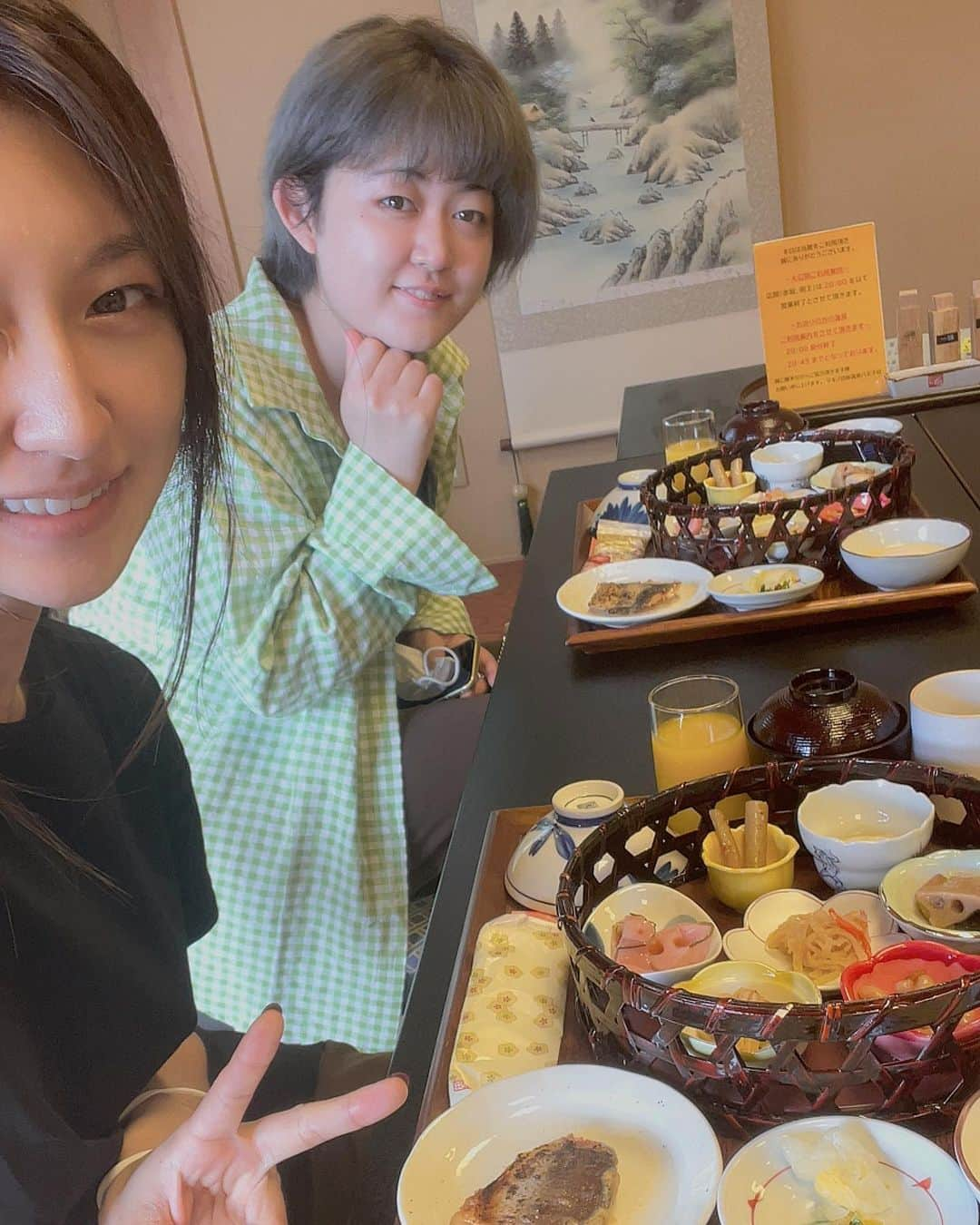 あいみさんのインスタグラム写真 - (あいみInstagram)「みるくちゃんとのごはんいろいろ🥰  #ごはん #飯テロ #ロケ飯 #DVDロケ #あいみ3rdDVD  #ハイボール #鰻重 #上ねぎ塩タン  #コメダ珈琲　#ヒレカツ #たっぷりカフェオレ #お刺身定食 #スンドゥブ定食 #朝食 #宿ごはん #おばんざい #ルームサービス #ちゃんぽん #昭和のラブホテル   #ロケ中のごはん #完全めし  普段、夜ご飯は軽めだけど 明日の撮影に備えてしっかり食べます🔥  撮影中はほとんど食べられないので （お腹ぽっこりしちゃうから）  ウィダインゼリーや、プロテイン、スムージー、じゃがりこやチョコレートが主食です😇  撮影終わりのご飯はまた格別です🥰」9月12日 12時05分 - aimi_feti