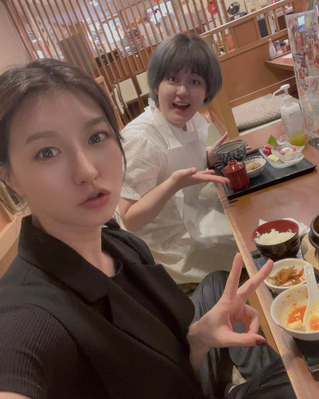 あいみさんのインスタグラム写真 - (あいみInstagram)「みるくちゃんとのごはんいろいろ🥰  #ごはん #飯テロ #ロケ飯 #DVDロケ #あいみ3rdDVD  #ハイボール #鰻重 #上ねぎ塩タン  #コメダ珈琲　#ヒレカツ #たっぷりカフェオレ #お刺身定食 #スンドゥブ定食 #朝食 #宿ごはん #おばんざい #ルームサービス #ちゃんぽん #昭和のラブホテル   #ロケ中のごはん #完全めし  普段、夜ご飯は軽めだけど 明日の撮影に備えてしっかり食べます🔥  撮影中はほとんど食べられないので （お腹ぽっこりしちゃうから）  ウィダインゼリーや、プロテイン、スムージー、じゃがりこやチョコレートが主食です😇  撮影終わりのご飯はまた格別です🥰」9月12日 12時05分 - aimi_feti