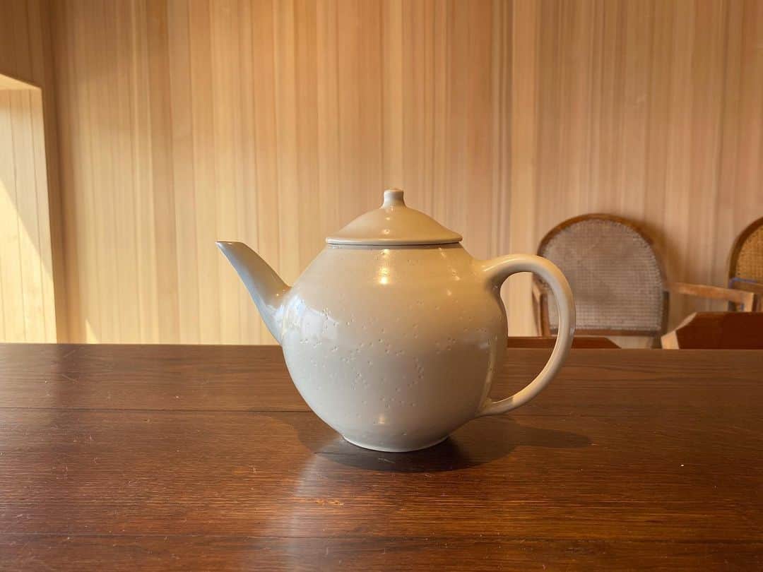 青山有紀さんのインスタグラム写真 - (青山有紀Instagram)「@kit_sankakuha さんの中本純也展へ  ころんとしたきれいな形でお茶が美味しく淹れられるポットは持っててもまた欲しくなる😻 #青家の工房 内に出来た私のOffice用にふたつ目を。 真鍮に漆が塗られたkitのスッカラもやっと買えた💛」9月12日 13時28分 - yukiaoya