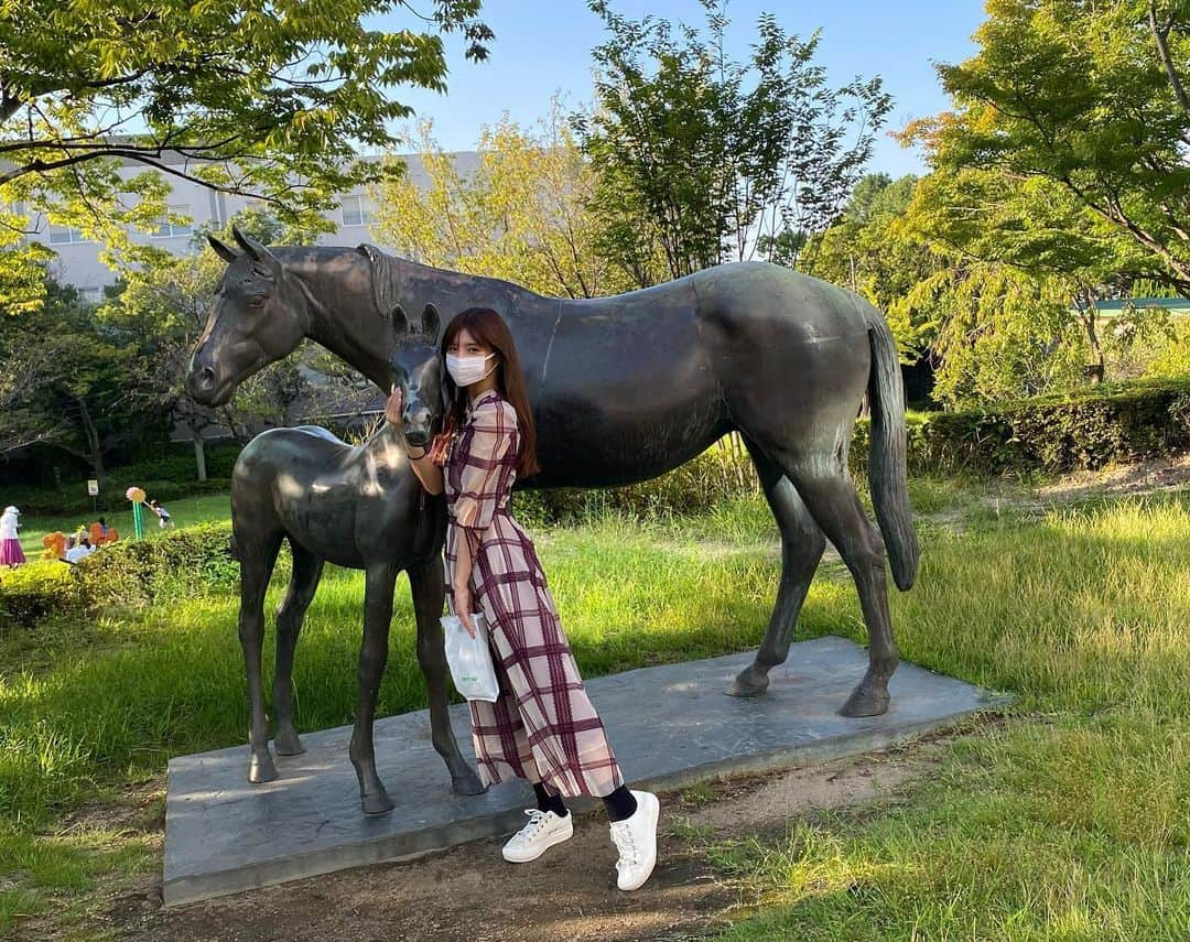 夏本あさみさんのインスタグラム写真 - (夏本あさみInstagram)「9月11日 中京競馬場🐎💖 * メイケイエールちゃんを観に行ってきました。四方八方メイケイエールと池添騎手のファンばっかりで一体感がすごかった🫢「エールちゃん！！」「けんちゃん！！」っていう叫び声ばっかり。 ファンファーレもレース後も大盛り上がりで、のんちゃんにも楽しんでもらえて本当に楽しかった名古屋旅でした🥰 (ファンファーレで「頼むぞメイケイエール！」って隣の男性がいきなり叫んで、知らない人やのに笑ってる私😂😂) * * 能力はすごいすごい高いのにレース始まった途端に大暴走してコントロールが効かへんくなっちゃうからみんながお手上げ状態。それでも池添騎手と陣営がエールちゃんとひたむきに向き合って、今ではソダシと並んで現役馬最多の重賞6勝目🥇泣ける、、、 おめでとうございます🥰🥰🥰 * * #真面目すぎた天才少女  #メイケイエール  #愛が止まらない 🫶🫶」9月12日 15時08分 - natsumotoasami