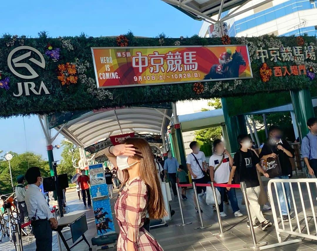 夏本あさみさんのインスタグラム写真 - (夏本あさみInstagram)「9月11日 中京競馬場🐎💖 * メイケイエールちゃんを観に行ってきました。四方八方メイケイエールと池添騎手のファンばっかりで一体感がすごかった🫢「エールちゃん！！」「けんちゃん！！」っていう叫び声ばっかり。 ファンファーレもレース後も大盛り上がりで、のんちゃんにも楽しんでもらえて本当に楽しかった名古屋旅でした🥰 (ファンファーレで「頼むぞメイケイエール！」って隣の男性がいきなり叫んで、知らない人やのに笑ってる私😂😂) * * 能力はすごいすごい高いのにレース始まった途端に大暴走してコントロールが効かへんくなっちゃうからみんながお手上げ状態。それでも池添騎手と陣営がエールちゃんとひたむきに向き合って、今ではソダシと並んで現役馬最多の重賞6勝目🥇泣ける、、、 おめでとうございます🥰🥰🥰 * * #真面目すぎた天才少女  #メイケイエール  #愛が止まらない 🫶🫶」9月12日 15時08分 - natsumotoasami