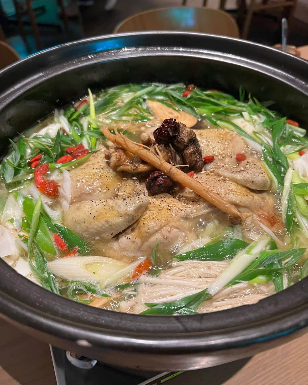 真優川咲さんのインスタグラム写真 - (真優川咲Instagram)「#🥢#🥘#🐓 ✨  大好きな#タッカンマリ ❤️‍🔥🥘 #イテウォンボウル【 @itaewonbowls】 初めて行ってみたのだけど美味しかった🥢☺️✨  #薬膳 がたっぷり入ってる#お鍋 だから #季節の変わり目 で崩しがちな#免疫力 もUP ⤴︎ できるし、これから#どんどん寒くなってくる と こうゆう #元気をチャージ してくれる系" の お食事は毎週でも食べたいよね😋🤗🥢🎵✨ #美容食 #韓国グルメ #港区グルメ #西麻布グルメ #咲グルメ💋」9月12日 15時42分 - saki_411