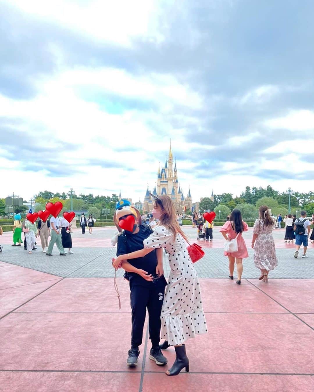 美香さんのインスタグラム写真 - (美香Instagram)「ワンピースは @mrselfportrait ❤️  嫌がる息子と無理矢理 記念撮影☺️笑  すごしやすい季節になり ディズニー日和でした❤️❤️❤️  #小学5年生 #10歳男の子 すっかりお靴は27.5センチ。 ぐんぐん成長中！ママびっくりだよ😳」9月12日 16時30分 - mikaofficial99