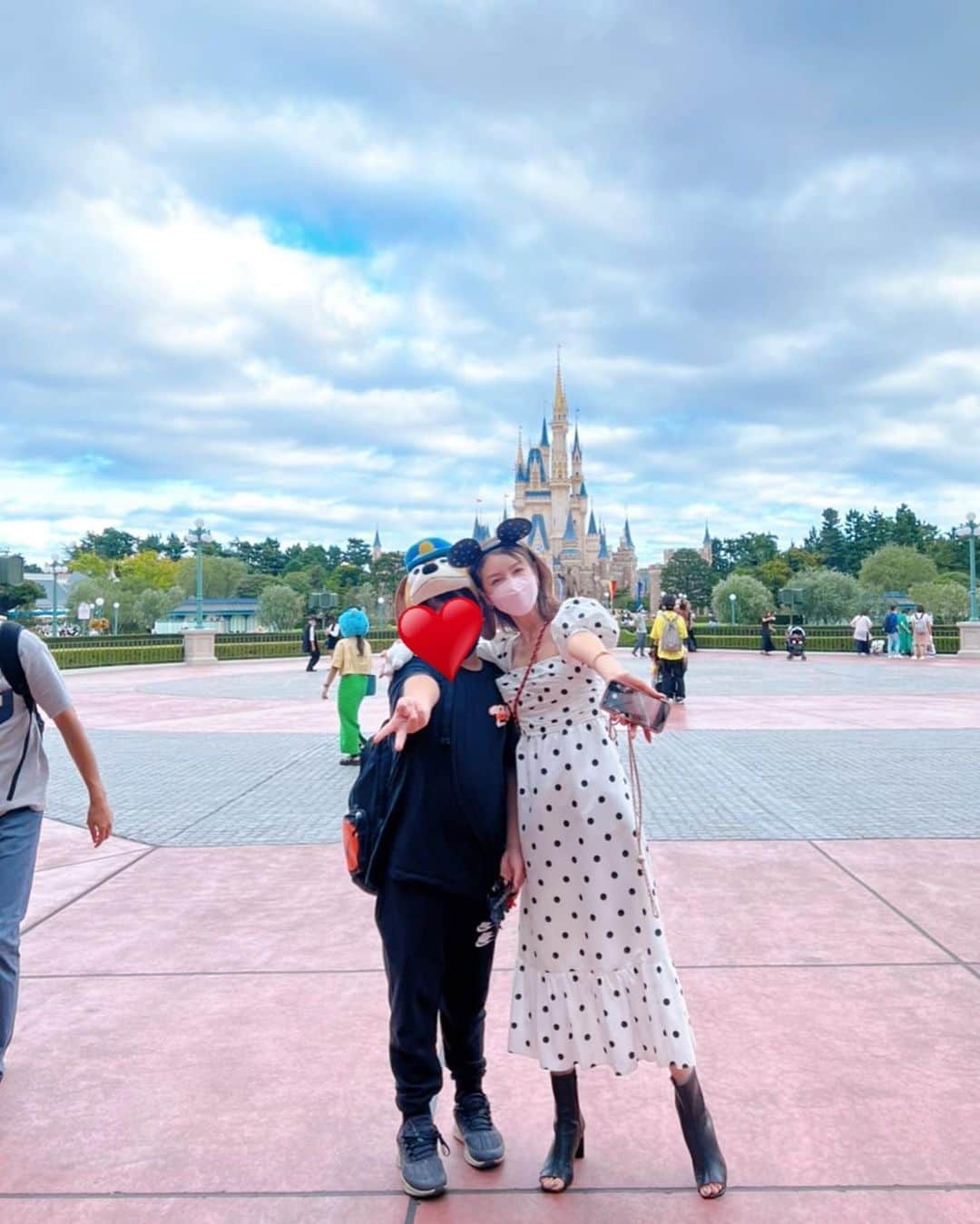 美香さんのインスタグラム写真 - (美香Instagram)「ワンピースは @mrselfportrait ❤️  嫌がる息子と無理矢理 記念撮影☺️笑  すごしやすい季節になり ディズニー日和でした❤️❤️❤️  #小学5年生 #10歳男の子 すっかりお靴は27.5センチ。 ぐんぐん成長中！ママびっくりだよ😳」9月12日 16時30分 - mikaofficial99