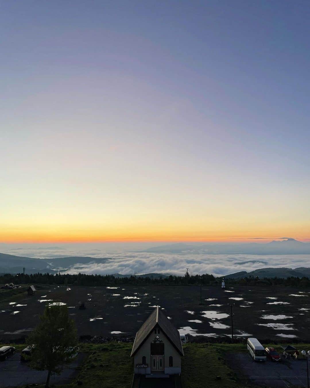 福田萌子さんのインスタグラム写真 - (福田萌子Instagram)「中秋の名月の日の朝と夜🌞🌝 朝の5時過ぎ、標高1500mにある嬬恋の @palcall からは美しい雲海が見え、夜もまた幻想的なお空を見せてくれました。 刻一刻と変わり一度として同じ景色がないお空は、儚く美しく壮大な自然を感じさせてくれます🌿  ------------------- 自然に包まれると、シンプルな自分でいられます。欲も妬みも憎悪もないし、逆に向上心も、お仕事に対する戦略といったポジティブな感情もなくていい。「ただそこにいる」、それだけでいいのです。 人間も自然の一部です。 ほんの少しでもいいので、自然に触れる機会をつくると、きっと心癒やされると思います。  “「なりたい自分になる」シンプルなルール” ルール11 自然のパワーをわけていただく より一部抜粋 ---------------------  #嬬恋 #嬬恋村 #パルコール嬬恋  #なりたい自分になるシンプルなルール  #自然のパワーをわけていただく #雲海 #朝焼け #朝陽 #中秋の名月  #palcalltsumagoi #tsumagoi #tsumagoimura」9月12日 17時25分 - moekofukuda