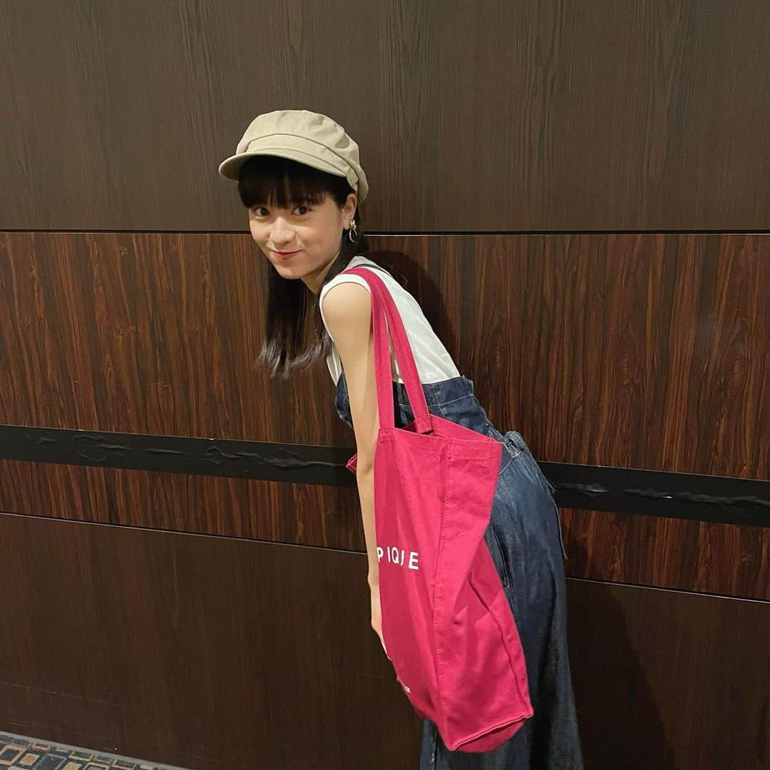 凛美さんのインスタグラム写真 - (凛美Instagram)「◡̈ ⁡ そういえば先日、 夏休みギリギリで見に行けました👻 ⁡ 笑って泣けて、最後はおばけたちと舞踏会？な とってもあたたかい映画でした✨ ⁡ ⁡ ⁡ バッグはみおこちゃんからのプレゼント💖 ニコラ副生徒会長おめでとうの時に るきと色違いでくれたんです...！ ありがとう🥲 ⁡ (るきが投稿したときに投稿しようとしてたから ほーんとに気が合いすぎてびっくり🙂) ⁡ ⁡ 🫶 ⁡ #東宝#GHOSTBOOK#ゴーストブック#おばけずかん#ゴーストブックおばけずかん#坂本若葉#凛美」9月12日 17時37分 - rimi_kenon_official