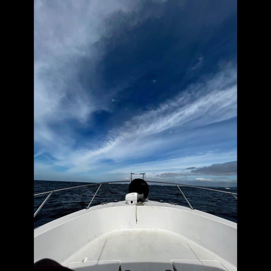 木村拓哉さんのインスタグラム写真 - (木村拓哉Instagram)「⁡ ⁡ ⁡ 「今日は風が強い中、漁に出て来ましたぁ〜❕ 釣果はまずまず。 太刀魚が3本に、イナダが15匹❕ 広い空の下で、潮風にあたってると開放感が半端ないです❕」 ⁡ PEACE‼︎ ⁡ STAYSAFE! ⁡ 拓哉 #木村拓哉#TakuyaKimura」9月12日 17時51分 - takuya.kimura_tak
