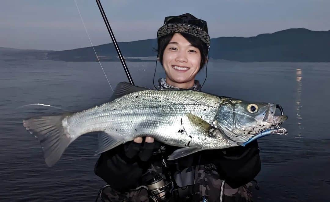 外山将平さんのインスタグラム写真 - (外山将平Instagram)「初場所シーバス釣行🎣　　　　　　　　　　　　　　  夜明け前からポイントに入り色々試しましたが､なかなか反応取れずで潮止まり前､　　　　　　　　　　　 最後の切り札にジョルティミニを投入してみたら　 　　　　　　　　　　　　　　　　　　　　　　　　 ふわふわ流した一投目で　　　　　　　　　　　 引きの強い元気なヒラスズキ🐟　　　　　　　　　　 　　　　　　　　　　　　　　　　　　　　　　　　　 またジョルティ､安定過ぎて中毒注意です。笑 本当に魚寄せます　　　　　　　　　　　　　 　　　　　　　　　　 他ルアーでまだまだ攻略したいので､近いうちにまた行きます!!　　　　　　　　　　　　　 　　　　　　　　　　　　　　　　　　　　 　　　　　　　　　　　　　　　　 　　　　　　　　　　　　　　　　　　　　　　　　　　　　 #BlueBlue　 #アングラーズマイスター　　　　　　　　　　　　　　　　　 #ジョルティミニ　　　　　　　　　　　　　　　 #TOKYO　　　　　　　　　　　　　　　　　　 #安定のジョルティ　　　　　　　　　 　　　　　　　　　　　　　　　　　　　 　　　　　　　　　　　　　　　　　　　　　　　　　 　　　　　　　　　　　　　　　　　　　　　  ◆釣りにかかわらず､出たゴミは持ち帰りましょう！ 一人一人の意識で自然は守れます。 釣り場､自然を大切に😊　　　　　　　　　　　　　　　　  ◆キャスト時は必ず後方確認をして ルアーや針が歩行者､同行者に当たらないようにしましょう。　　　　 　　　　　　　　　　　　　　　　　　　　　　　　　　　　　　 ◆釣り際はライフジャケット着用をお願い致します。　　　　　　　 命を守りましょう！　　　　　　　　　　　　 　　　　　　　　　　　　　　　　　　  ◆アングラーズ↓🎣 将平(syohei) https://anglers.jp/users/530231 こちらもチェックお願い致します😊　　　　　　　  ◆Twitter↓ https://mobile.twitter.com/syohei_1108 こちらもフォロー宜しくお願い致します！🙇‍♂　　　　　 　　　　　　　　　　　　　　　　　　　　　　　　　 ◆YouTube⇩(始めました！チャンネル登録お願いします😊) https://youtube.com/channel/UC07x3DbJCNv_gAFvAjaWQMQ 　　　　　　　　　　　　　　　　　　　　 　　　　　　　　　　　　　　　　　　　　　　　 　　　　　 　　　　　　　　　　　　　　　　　　　　 　　　　　　　　　　　　　　　　　　　　　　　　　　　　 #今日の外山 #俳優 #外山将平 #fashion #釣り好きな人と繋がりたい #釣りスタグラム #シーバス #東京湾奥 #釣りの成長記録 #釣りで人生を豊かに  #fishing #lurefishing #lure #bass #catchandrelease #fish #fishinglife #bigfish #lunker #angling #instafish #saltlife #bassfishing #seabass #photography」9月12日 18時38分 - syohei_toyama