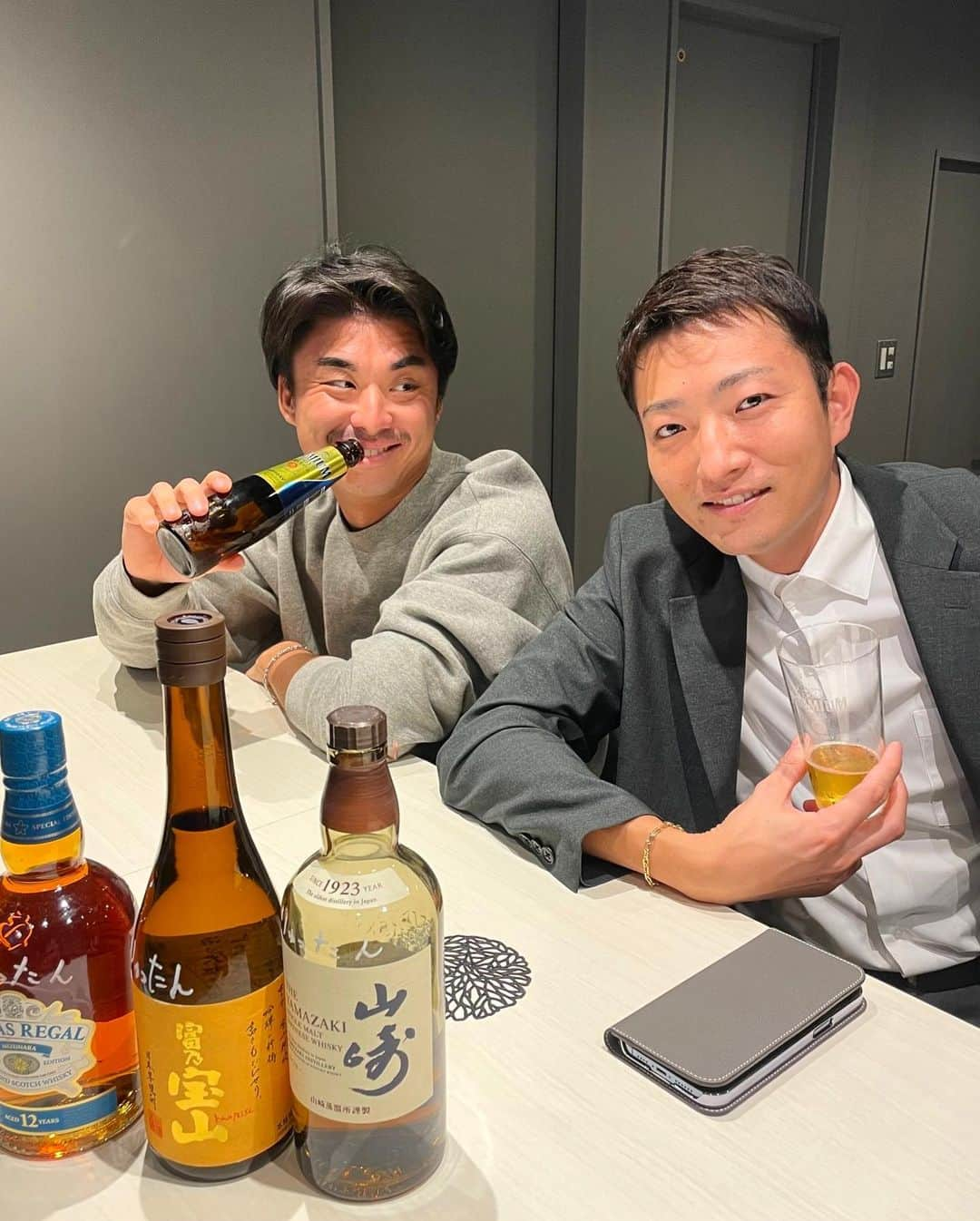 野田すみれさんのインスタグラム写真 - (野田すみれInstagram)「青木龍一さんご来店😊🍺 ありがとうございます💕  @shibagolf_studio  今日も 22時まで営業してます⭐️💛 お待ちしてます♪ .  .  #ゴルフ 　 #シミュレーションゴルフ  #芝公園ゴルフスタジオ #ペルノリカール  #ゴルフ女子 #キャロウェイゴルフ #callawaygolf  #callawayapparel  #ROGUEドライバー #シニアクラブ結成 #ジュニア育成 #レッスンチケット」9月12日 19時08分 - sumire0208