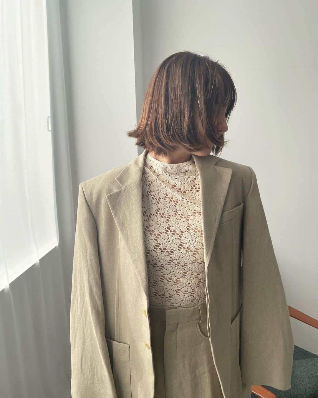 トリンドル玲奈さんのインスタグラム写真 - (トリンドル玲奈Instagram)「私服❤︎  最近は、ちょっとメンズぽさのあるハンサムな感じが好き。女性らしさは忘れずにね😉  少し前に @biotop_official で購入した @jacquemus のセットアップに　@jilsander のトップスとずっとお気に入りの　@leyuccas のローファー。  バッグは　@therow ❤︎  あ、スタジオ内ではスリッパ履いてるよ🤭」9月12日 19時25分 - toritori0123