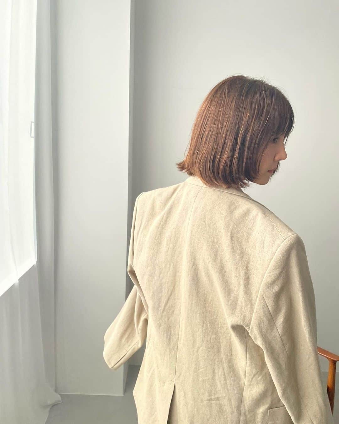 トリンドル玲奈さんのインスタグラム写真 - (トリンドル玲奈Instagram)「私服❤︎  最近は、ちょっとメンズぽさのあるハンサムな感じが好き。女性らしさは忘れずにね😉  少し前に @biotop_official で購入した @jacquemus のセットアップに　@jilsander のトップスとずっとお気に入りの　@leyuccas のローファー。  バッグは　@therow ❤︎  あ、スタジオ内ではスリッパ履いてるよ🤭」9月12日 19時25分 - toritori0123