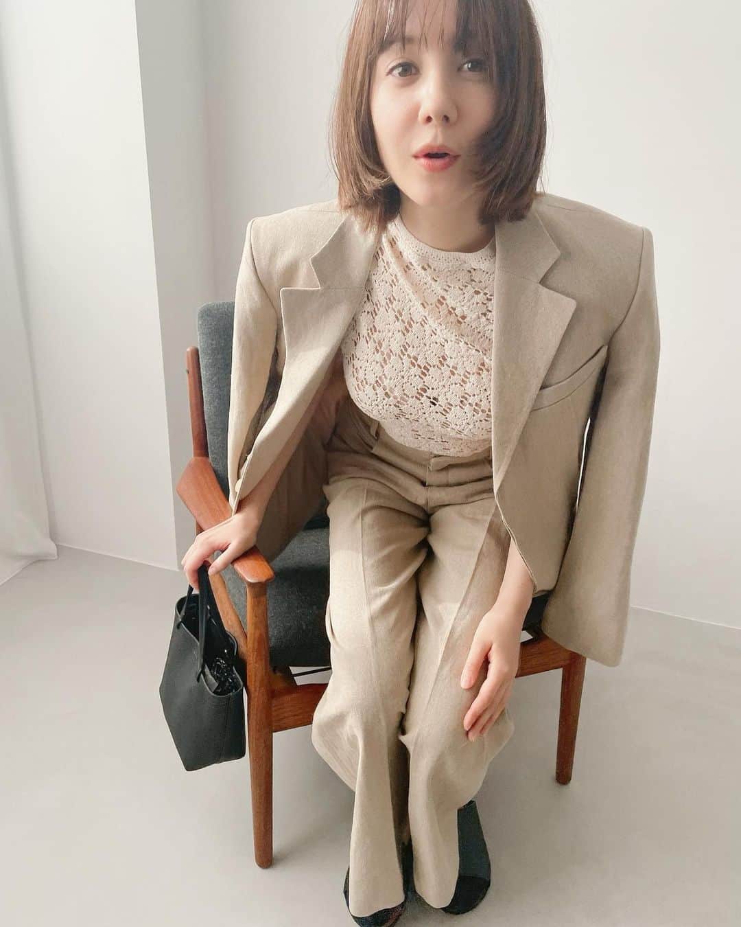 トリンドル玲奈さんのインスタグラム写真 - (トリンドル玲奈Instagram)「私服❤︎  最近は、ちょっとメンズぽさのあるハンサムな感じが好き。女性らしさは忘れずにね😉  少し前に @biotop_official で購入した @jacquemus のセットアップに　@jilsander のトップスとずっとお気に入りの　@leyuccas のローファー。  バッグは　@therow ❤︎  あ、スタジオ内ではスリッパ履いてるよ🤭」9月12日 19時25分 - toritori0123