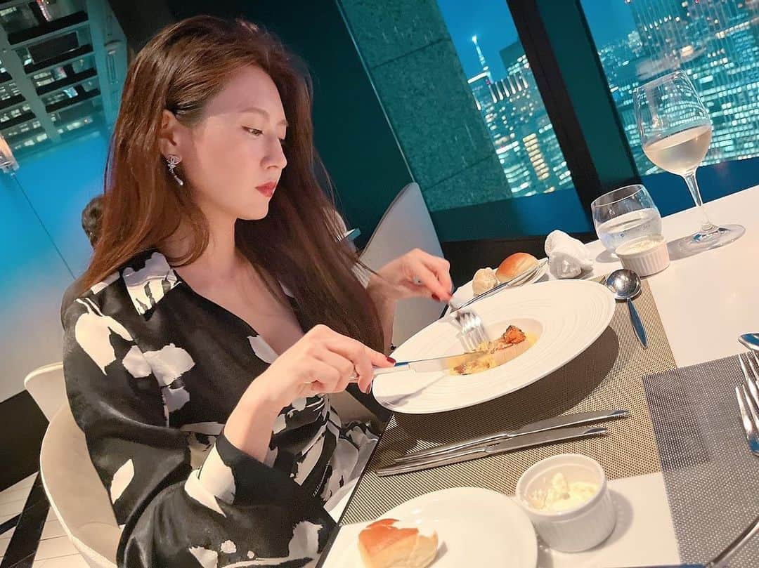 あいみさんのインスタグラム写真 - (あいみInstagram)「dinner🍽  たまにはワインでゆったり乾杯したい🍷  お肉めちゃくちゃ美味しかった🤍  #丸の内 #丸の内ディナー  #ワイン #赤身肉  #フレンチ」9月12日 19時34分 - aimi_feti