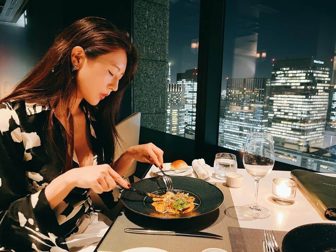 あいみさんのインスタグラム写真 - (あいみInstagram)「dinner🍽  たまにはワインでゆったり乾杯したい🍷  お肉めちゃくちゃ美味しかった🤍  #丸の内 #丸の内ディナー  #ワイン #赤身肉  #フレンチ」9月12日 19時34分 - aimi_feti