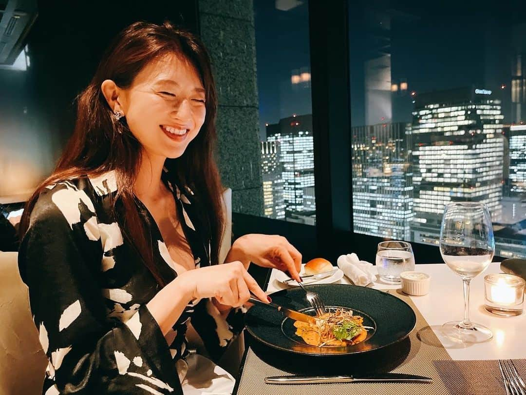 あいみさんのインスタグラム写真 - (あいみInstagram)「dinner🍽  たまにはワインでゆったり乾杯したい🍷  お肉めちゃくちゃ美味しかった🤍  #丸の内 #丸の内ディナー  #ワイン #赤身肉  #フレンチ」9月12日 19時34分 - aimi_feti