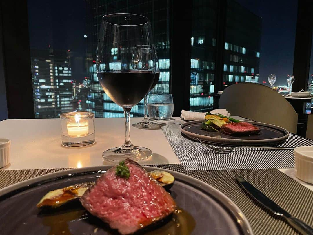 あいみさんのインスタグラム写真 - (あいみInstagram)「dinner🍽  たまにはワインでゆったり乾杯したい🍷  お肉めちゃくちゃ美味しかった🤍  #丸の内 #丸の内ディナー  #ワイン #赤身肉  #フレンチ」9月12日 19時34分 - aimi_feti