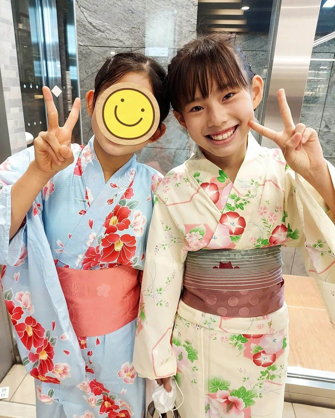 佐藤純さんのインスタグラム写真 - (佐藤純Instagram)「夏祭り当日に…  娘が浴衣が着たい👘‼️と😓。  3年前に着た👘をだしてみたら、つんつるてん💦  どーしても着たい‼️と言われ…  お手伝いや部屋の掃除をする条件で、急遽浴衣を買いに😅  絶対約束だからねー😒  一緒に選びました👘  猫ちゃんが顔をだしてる帯が可愛かった🐱❤  ブルーのワンピは @cbp.tokyo です😊  最後の写真は3年前。前髪パツンが懐かしい。  もぉ切らせてくれない💦  #夏祭り #盆踊り #浴衣 #ママ友 #親子 #ワンピース #cbp_tokyo  #cbpootd  #ママ #ママモデル #モデル #mama #mamamodel #model」9月12日 19時49分 - junsatoidea