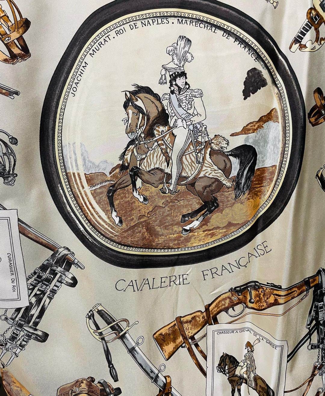 小澤陽子さんのインスタグラム写真 - (小澤陽子Instagram)「𝚒𝚗 𝚙𝚛𝚒𝚟𝚊𝚝𝚎❁  叔母からもらったこのシャツ。 なんと。１５年もの！🫣  馬具や馬の絵が描かれていてオシャレ… 競馬好きな私にぴったり🐎🐴🧡  #ファッションも時代は繰り返されますなぁ #一家そろって  #物持ち良いんです」9月12日 20時38分 - yoko.ozawa729