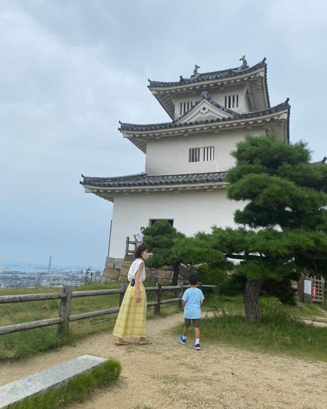 中野美奈子さんのインスタグラム写真 - (中野美奈子Instagram)「明日（火曜日）のお昼、フジテレビ系列の『ポップUP』の中で香川ライフの様子が放送されます。  はたして放送されていいのか‥‥初めての子供との撮影で、もうてんやわんやで💦  最初は『ママのお仕事って楽しいの？』という話から『テレビの中の人はニコニコ笑ってるけど、ものを作るって大変なんだよ』という話になり、“じゃあ僕もテレビお仕事見てみたい！！“になり参加したのですが……  わたしがEテレ見過ぎなのか、すいちゃんとかクックルンとか、ほんとに凄いよ〜。 5歳児に１日人生初テレビロケに協力してもらおうとした私が甘かった。  もう、最後はじょんならんかったんよ😭  丸亀市のオススメポットをお伝えしたかったので、そちらを意識してご覧ください！  思い出しただけで、変な汗でます〜。 優しい心で観てくださいませ。  #フジテレビ #ポップup  #移住生活  #香川県 #うどん県  #丸亀市 #丸亀城 #おか泉 #産直市場   #中野美奈子」9月12日 22時04分 - minako_nakano.official