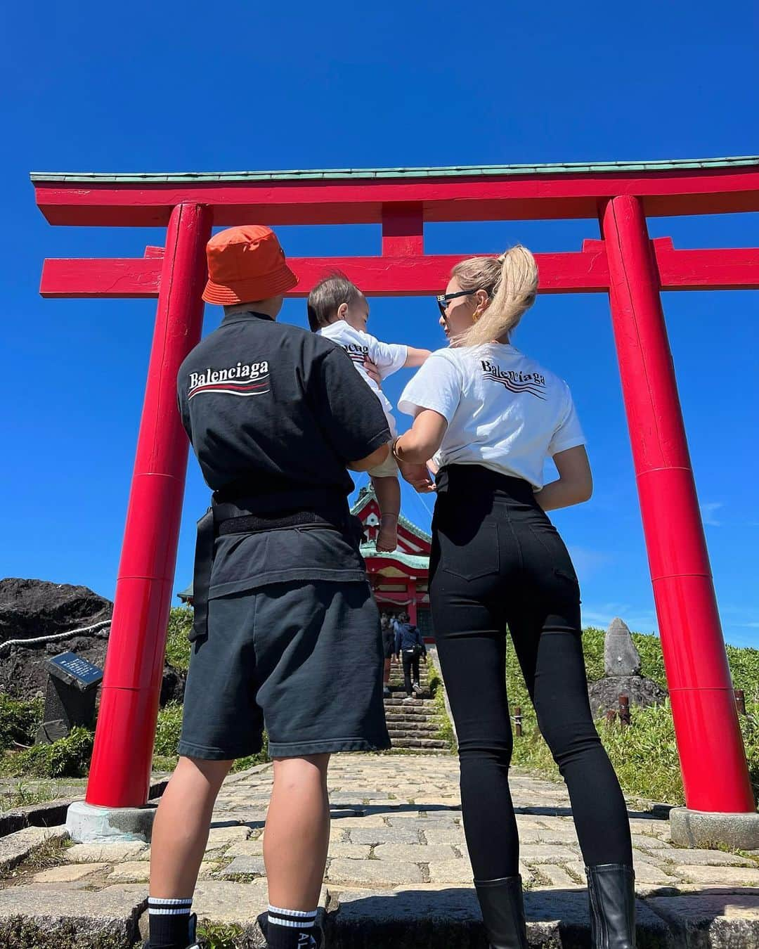 甲村仁絵さんのインスタグラム写真 - (甲村仁絵Instagram)「箱根2日目⛩❤️ 山の上にある神社へ🙏 家族3人でおそろコーデ👨‍👩‍👧かわち❤️  #箱根旅行 #ロープウェイ #ファミリールック　#familylook #家族コーデ　#balenciaga #母娘 #娘 #令和3年ベビー」9月12日 22時07分 - hitoe_style